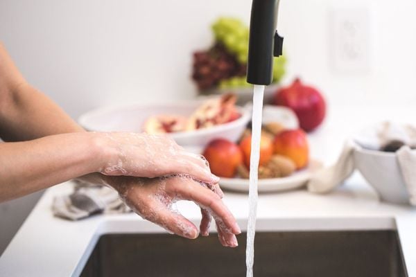 Lavar as mãos corretamente é uma medida de prevenção contra o coronavírus