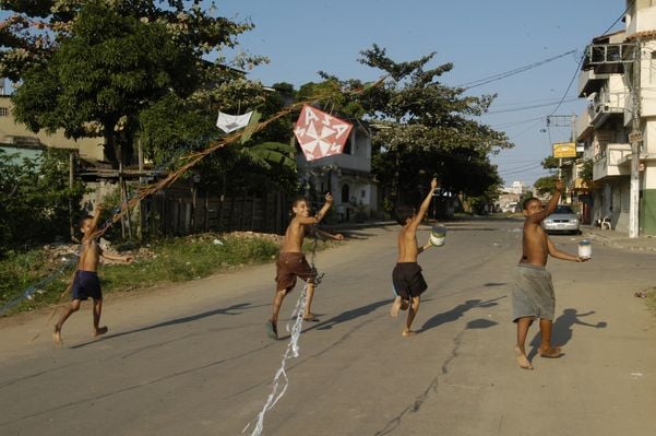 Meninos soltando pipas confeccionadas na oficina de Rivalpete Luiz da Trindade, o Rivas, localizada no Bairro Cristovão Colombo, em Vila Velha