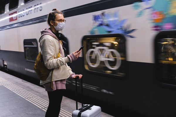 Mulher usa máscara no metrô