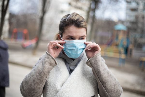 Mulher usa máscara para se proteger do coronavírus