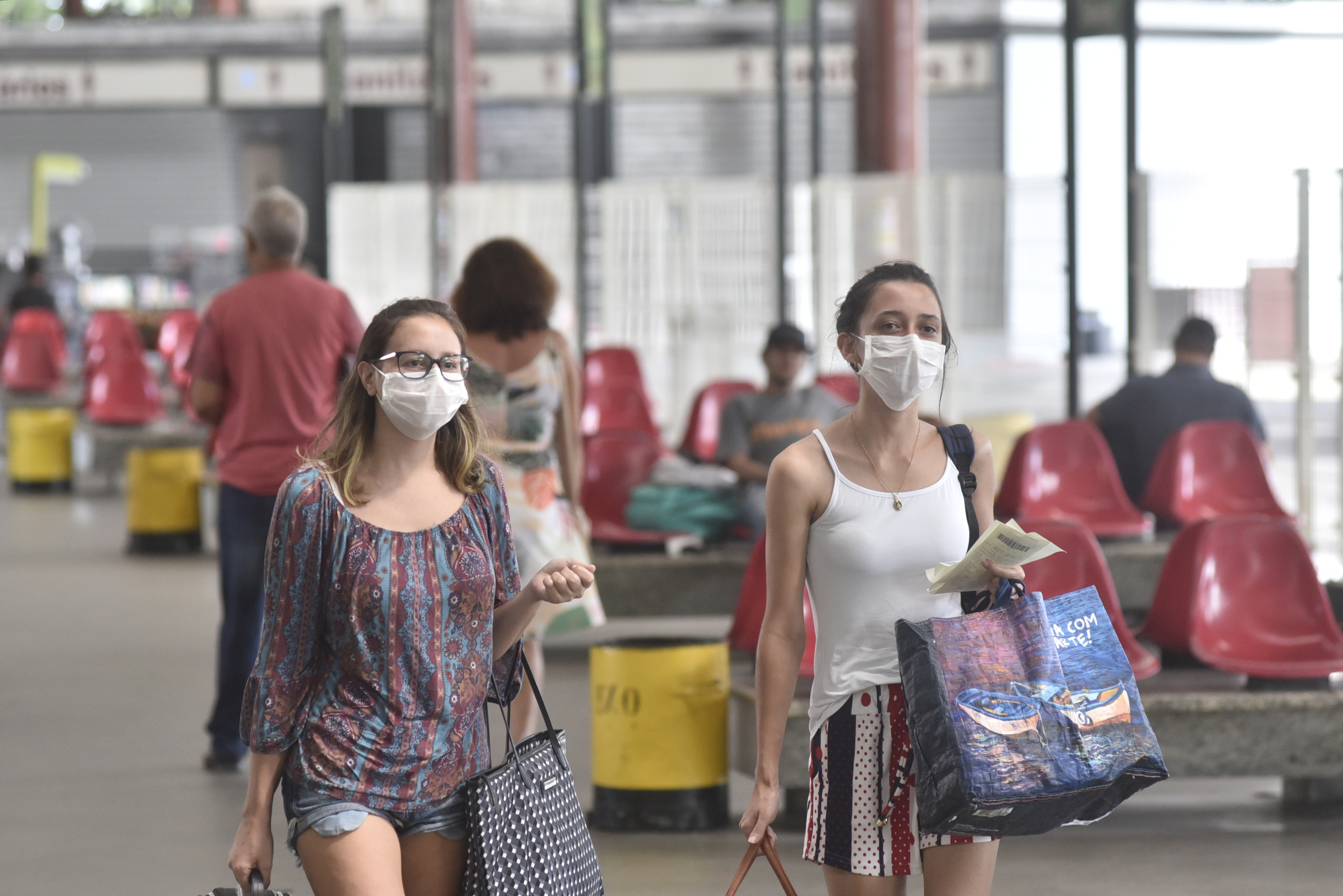 Passageiras utilizam máscaras após pandemia de coronavírus na rodoviária da capital.