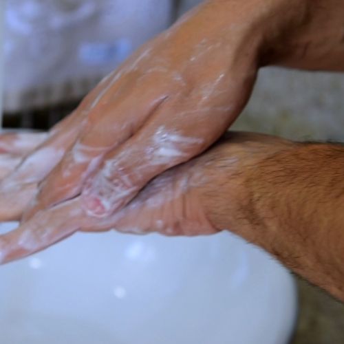 No dia a dia muitos são os deslizes cometidos pela população. Entre eles, a lavagem errada das mãos, o uso de máscara sem necessidade e o não cumprimento do isolamento social