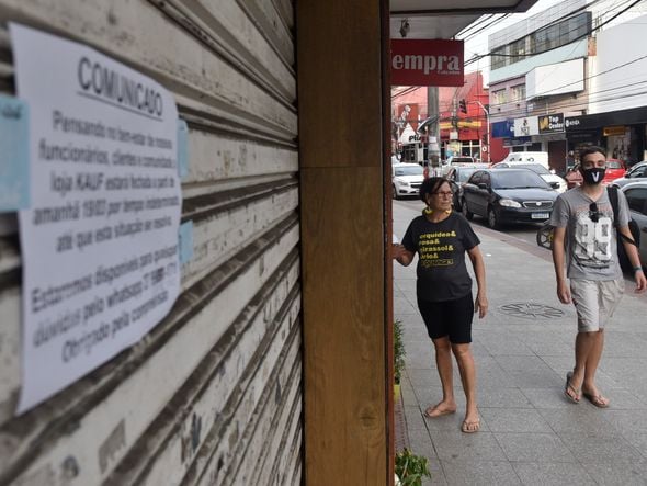Aviso de fechamento na porta de uma loja em Campo Grande. por Vitor Jubini