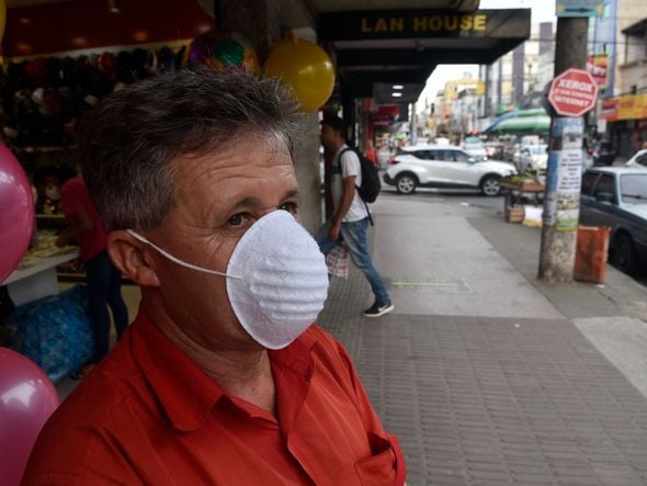 Vendedor usa máscara, na Avenida Expedito Garcia, em Campo  Grande. por Vitor Jubini