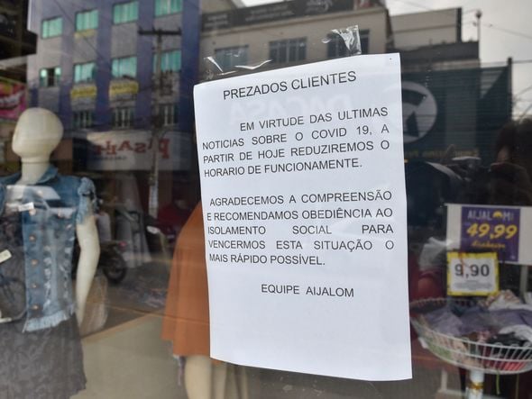 Cartaz avisa aos clientes sobre o fechamento da loja no período da pandemia. por Vitor Jubini