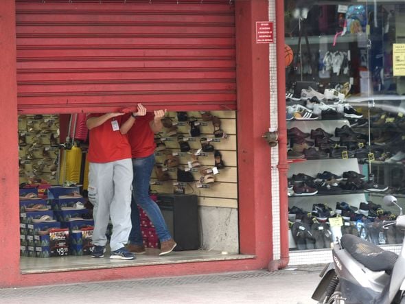 Em Campo Grande, Cariacica, um comerciante fecha as portas da loja durante a pandemia de Coronavírus.  por Vitor Jubini