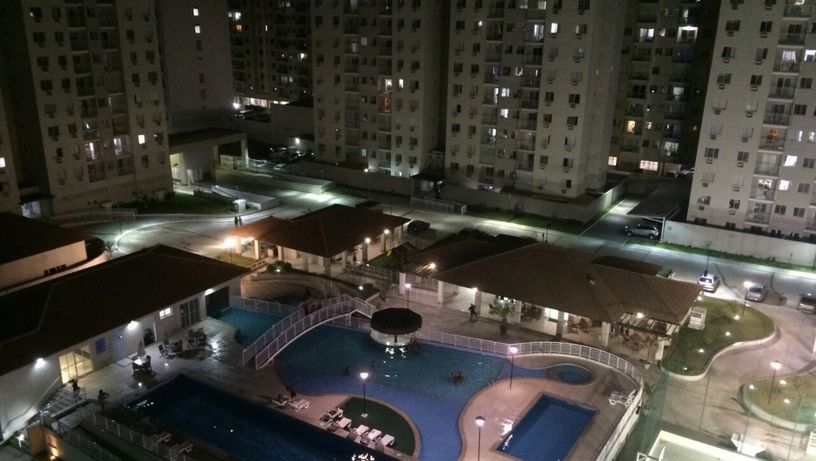 Confinados, muitos moradores do Villaggio laranjeiras cantaram louvores 