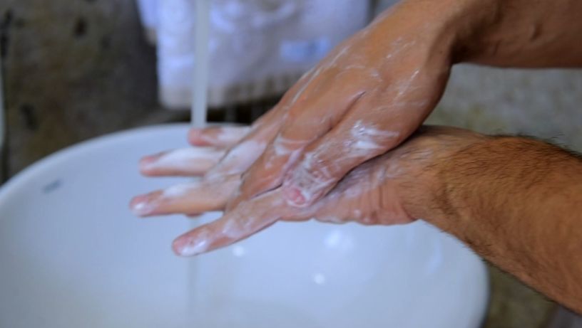 Rafael Malta "Dr. Infecto" ensinando a lavar as mãos