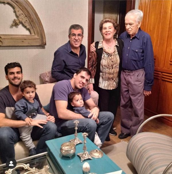 Arnaldo Ferreira reunido com a esposa, Dóris Prado Ferreira, filho, netos e bisnetos. Crédito: Arquivo da família