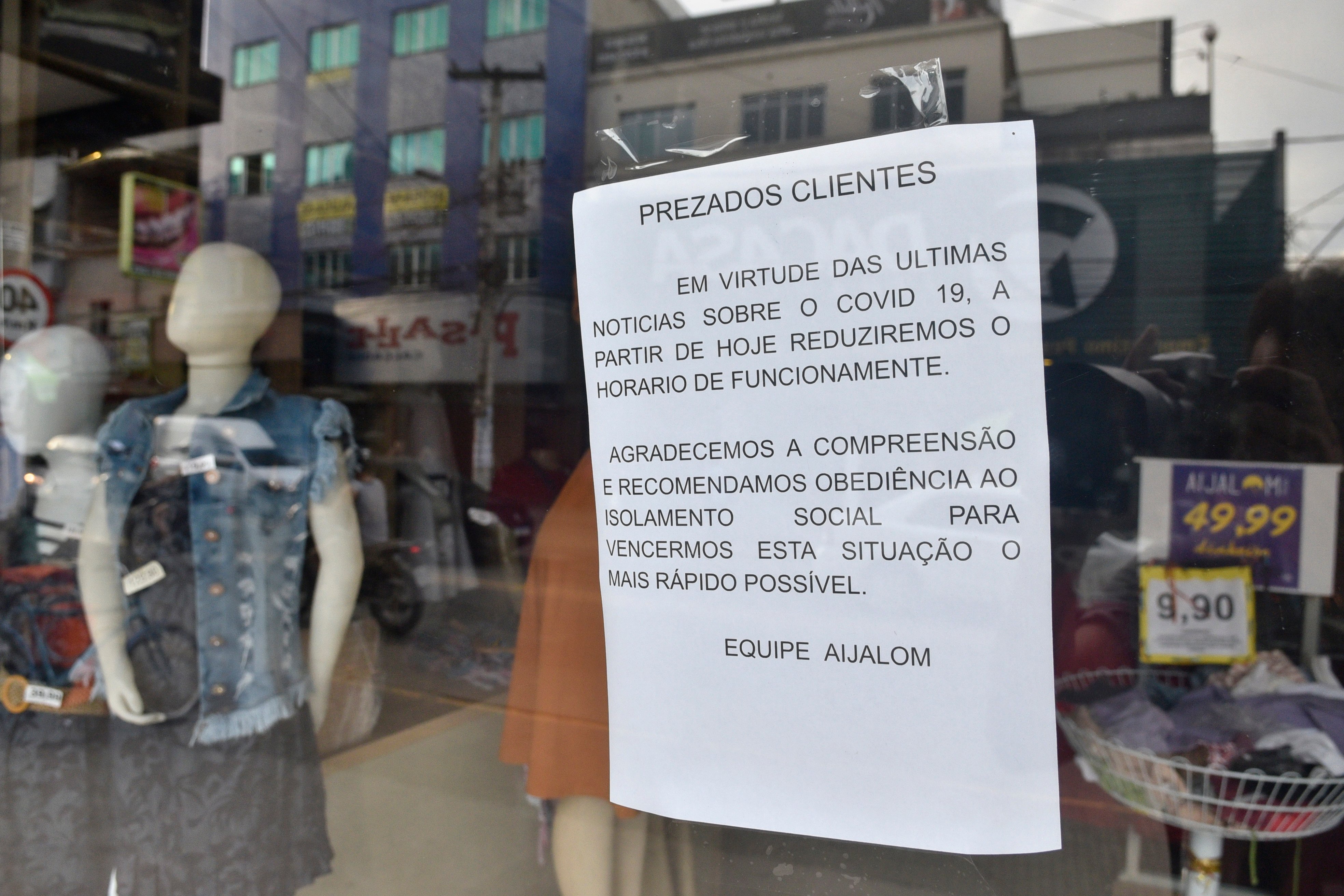 Cartaz avisa aos clientes sobre o fechamento da loja no período da pandemia.