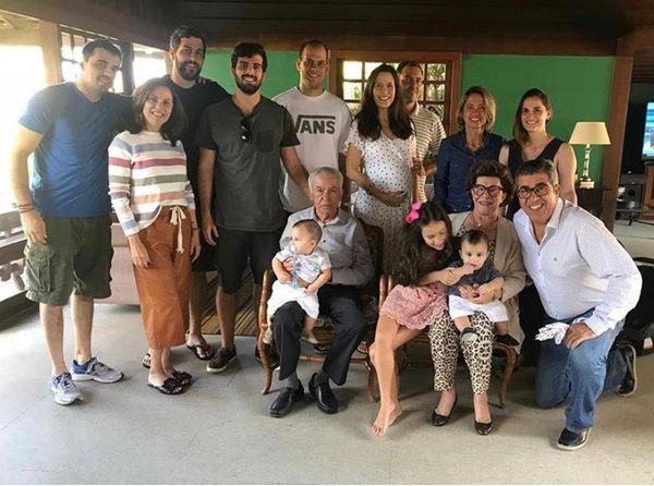 Filhos, netos e bisnetos reunidos com Arnaldo Ferreira e Dóris Prado Ferreira. Crédito: Arquivo da família