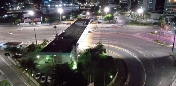 Foto da praça de pedágio vazia da Terceira Ponte feita às 19h52 de hoje (20), horário em que normalmente é registrado grande engarrafamento