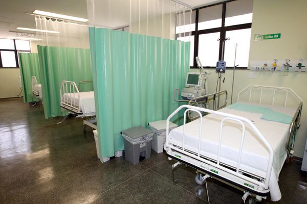 Leito de UTI de hospital com respirador mecânico: aparelho é necessário para pacientes com a Covid-19