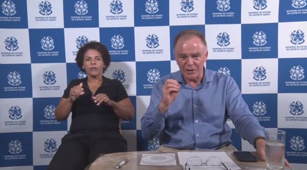 O governador Renato Casagrande e intérprete de libras durante entrevista coletiva remota