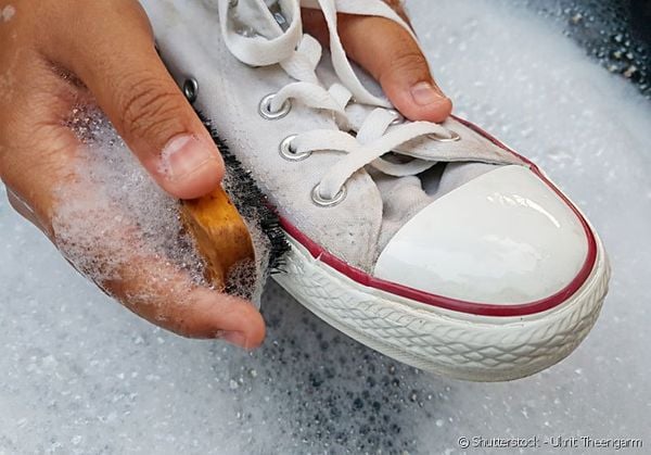 Sapatos - remova a sujeira lavando com escova e sabão, depois limpe com toalha descartável bem molhada. por Shutterstock