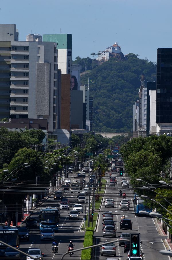 Reta da Penha com movimento de carros