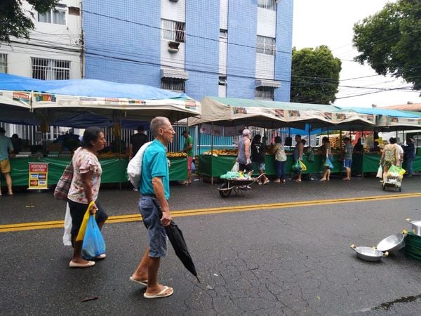Idosos frequentam a feira livre de Jardim da Penha por Elis Carvalho