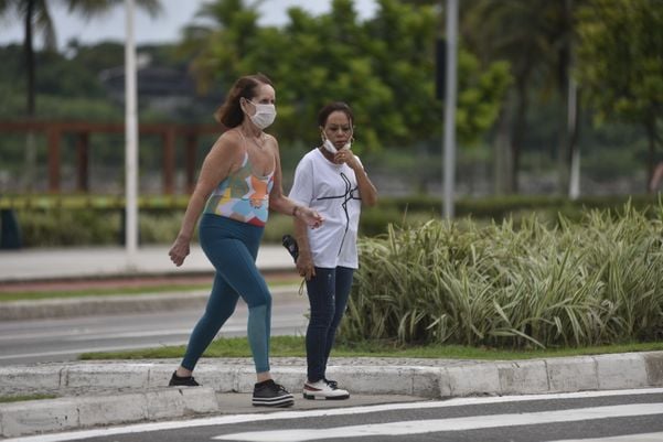 Data: 22/03/2020 - ES - Vitória - Mulheres com máscaras contra o coronavírus caminham na Avenida Dante Michelini - Editoria: Cidades - Foto: Vitor Jubini - GZ