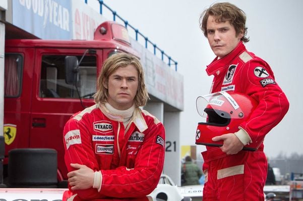 Rush traz os bastidores da histórica rivalidade entre Niki Lauda (Daniel Brühl) e James Hunt (Chris Hemsworth). Crédito: Divulgação