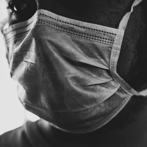 No início das orientações sobre a pandemia, a utilização de máscaras deveria ser apenas para profissionais da saúde. Na última semana, houve mudanças e elas passaram a ser indicadas até em tecido