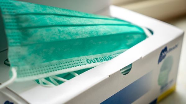 De acordo com a empresa, devem ser fabricadas cerca de 100 mil máscaras por dia e a matéria-prima utilizada será o PET, mesmo material utilizado nas embalagens de refrigerante