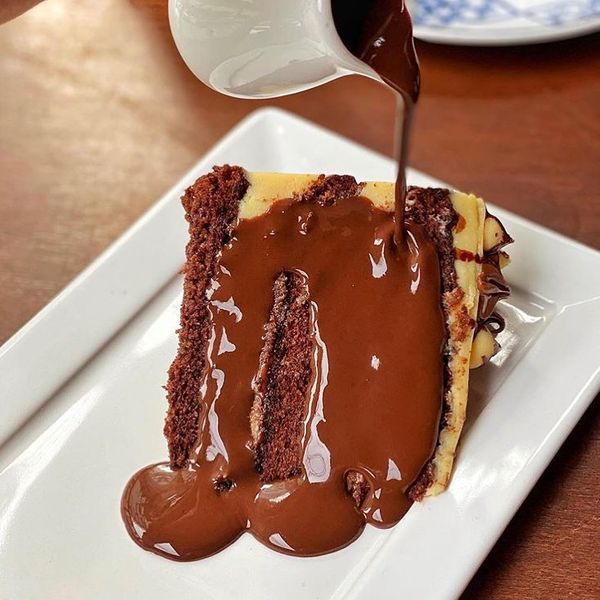 Bolo com calda de chocolate da Chocolateria Brasil