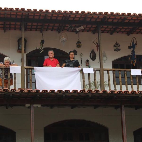 Da varanda, fiéis acompanharam a passagem do padre Jairo no Ibes por Divulgação/PSMDIBES