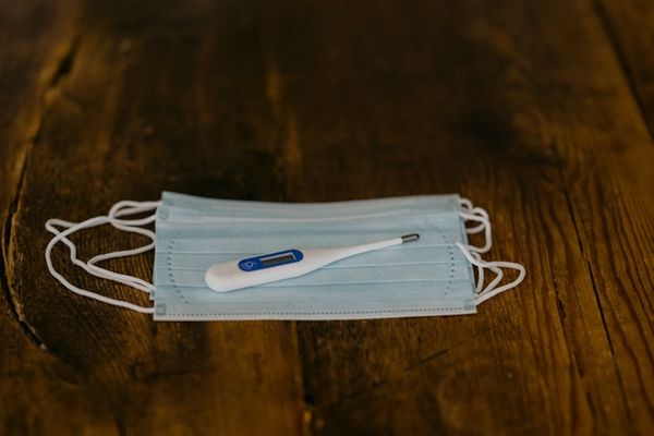 De acordo com a OMS, a febre é o sintoma mais comum do novo coronavírus, presente em 88% dos casos.