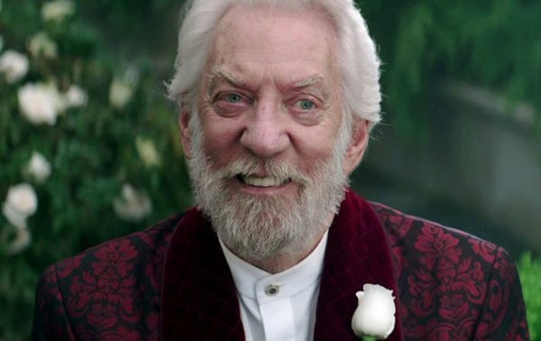 Donald Shuterland interpretando o presidente Snow  na adaptação da saga para o cinema