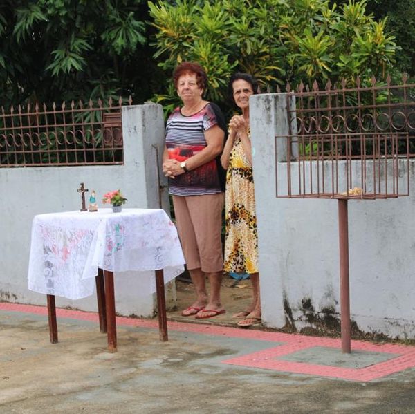 Fiéis esperavam pela passagem do padre dentro de casa  por Divulgação/PSMDIBES