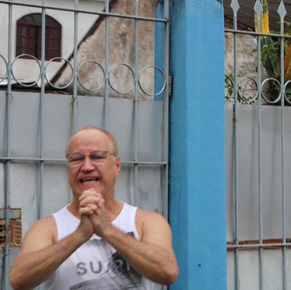 Morador se emocionou com a benção recebida no domingo (22) na frente de casa por Divulgação/PSMDIBES