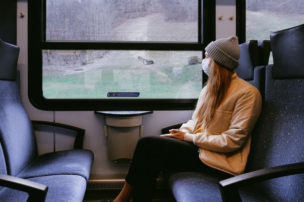 Mulher usa máscara em trem