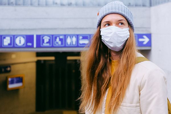 Mulher usa máscara para se proteger do cornavírus