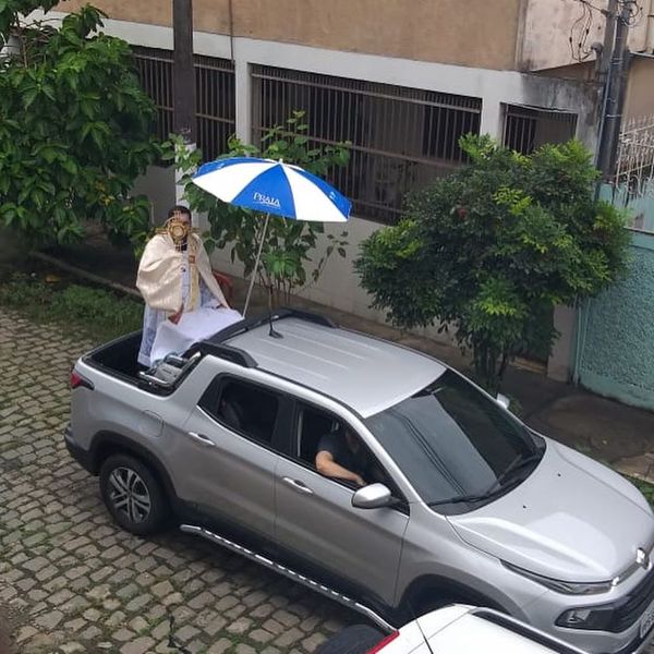 Padre Jairo percorreu as ruas do bairro Ibes na carroceria de uma camionete  por Divulgação/PSMDIBES