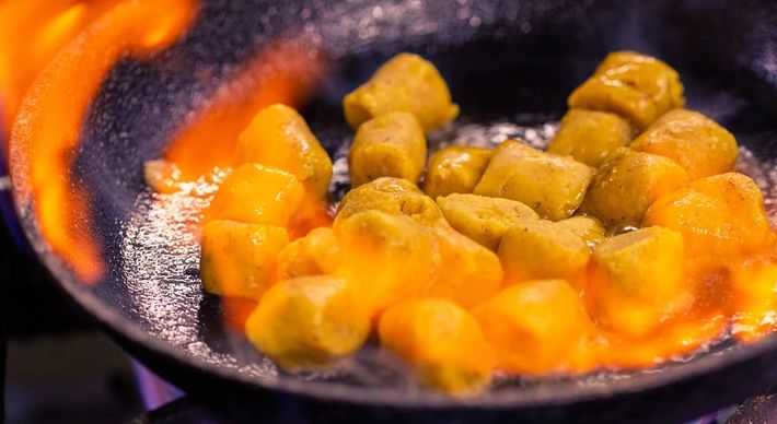Você vai precisar apenas de banana madura, amido de milho e azeite ou manteiga para grelhar na frigideira, mas fique atento ao preparo e às proporções