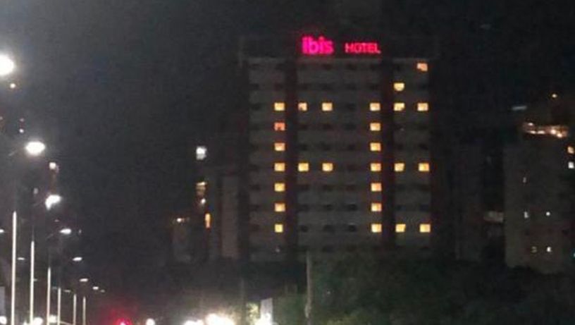 A palavra fé foi "escrita" com as luzes dos quartos e chamou a atenção na Praia do Canto