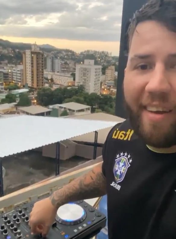 DJ faz apresentação na varanda para animar vizinhos em Cachoeiro
