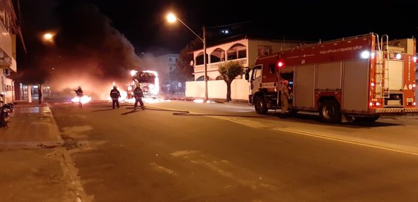 Manifestantes chegaram a atear fogo em um ônibus em protesto a morte do jovem