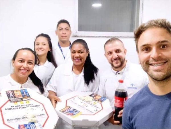 Profissionais da saúde são surpreendidos com pizza em Cachoeiro