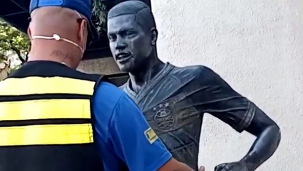 Cena chamou a atenção na capital gaúcha. Monumento em homenagem ao jogador capixaba teve direito a máscara e álcool em gel. Veja o vídeo