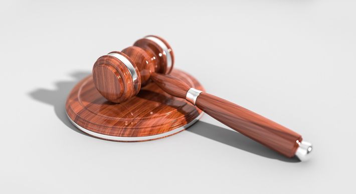 Durante a formatura, a fala inicial do mestre de cerimônia foi de que a egressa participaria da sessão solene por determinação judicial, e no momento da entrega dos diplomas, o nome da estudante também não foi chamado