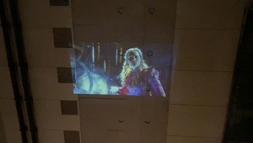 Filme é projetado em prédio durante isolamento