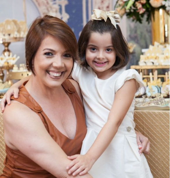 Anna Carolina Passos e a filha Valentina, de seis anos. Crédito: Arquivo pessoal