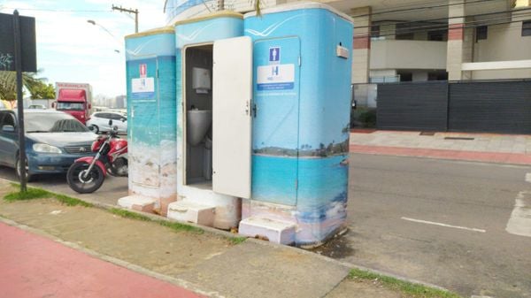 Banheiros na orla da Praia da Costa que serão retirados amanhã