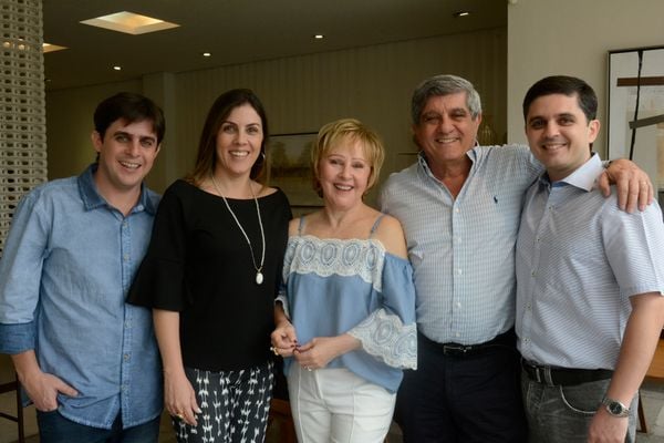 Carmem Dolores e Guilherme Souto com os filhos Rodrigo, Marcela e Eduardo em evento na Stampa