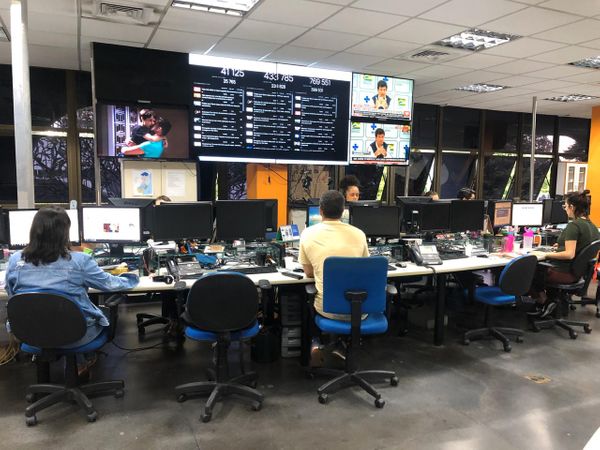 Equipe trabalha durante esquema reduzido na Redação de A Gazeta, por conta da pandemia de coronavírus