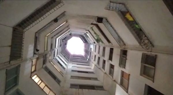Fosso central do prédio colaborou para que as músicas pudessem ser ouvidas por todos os moradores, das próprias janelas