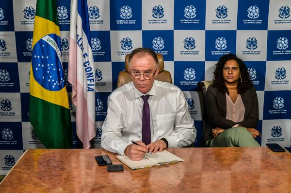 O governador do Espírito Santo, Renato Casagrande, e a vice-governadora, Jaqueline Moraes, durante reunião por videoconferência com governadores por Hélio Filho/Governo do ES