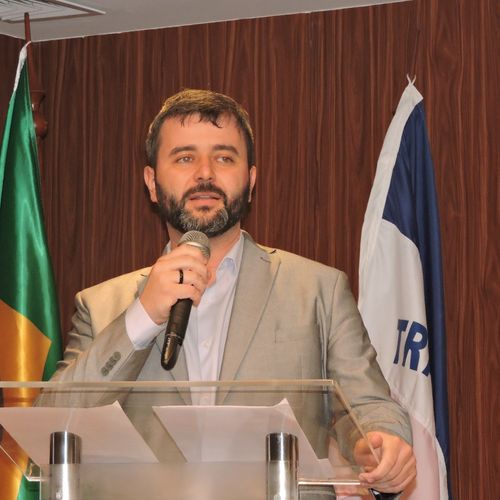 O secretário da Saúde destaca que uma das vítimas frequentava uma igreja que manteve as atividades mesmo com a recomendação para evitar aglomerações; outros estão infectados