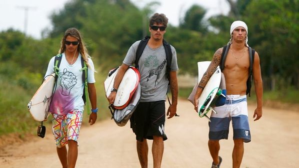 A narrativa gira em torno da experiência de três amigos surfistas do Rio de Janeiro na Vila de Regência